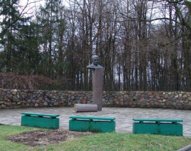 Paminklinis biustas prie Kauno zoologijos sodo (Radvilėnų pl. 21). 2004 m.