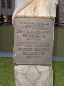 Užrašas ant stogastulpio prie pastato Gimnazijos g. 7. 2004 m.