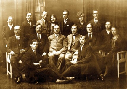 Akcinės bendrovės „GerMaPo“ administracija. Centre – direktorius ir bendrasavininkas Adolfas Gerdvilis, šalia jo iš kairės – bendrasavininkas Vytautas Malela, iš dešinės – bendrasavininkas Vaclovas Podliaskis. XX a. 3 deš.