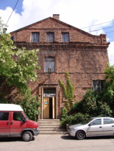 Atminimo lenta pažymėtas pastatas Jurbarko g. 2. 2005 m.