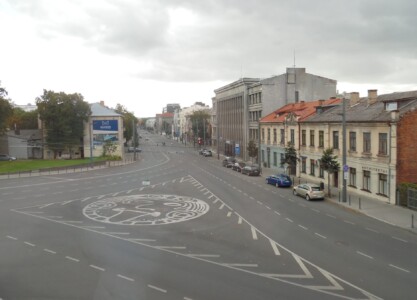 Jurgio Mačiūno aikštė trišalėje sankryžoje, jungiančioje Vytauto prospektą, K. Donelaičio ir Parodos gatves. 2020 m.