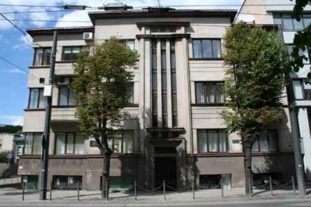 Atminimo lentomis pažymėtas pastatas K. Donelaičio g. 26. 2023 m.