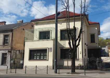 Atminimo lenta pažymėtas pastatas K. Donelaičio g. 38. 2022 m.