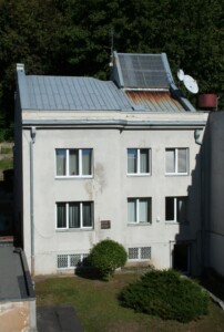 Atminimo lenta pažymėtas namas K. Donelaičio g. 4. 2023 m.