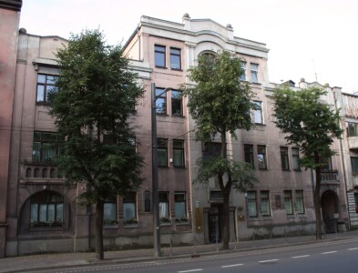Atminimo lentomis pažymėtas pastatas K. Donelaičio g. 77. 2023 m.