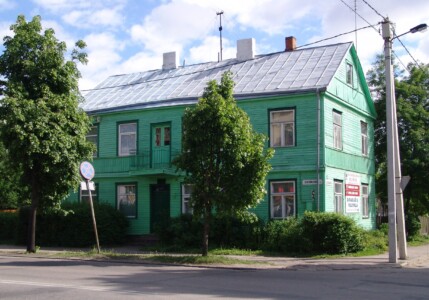 Atminimo lenta buvęs pažymėtas namas (K. Petrausko g. 5). 2005 m.