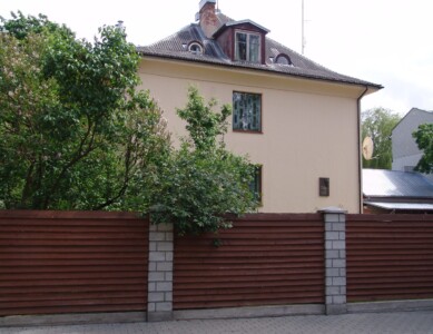 Atminimo lenta pažymėtas namas (Krėvos g. 7). 2005 m.