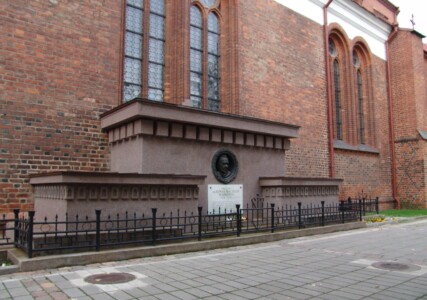 Maironio antkapinis paminklas-mauzoliejus prie Kauno Arkikatedros bazilikos (Vilniaus g. 1). 2004 m.