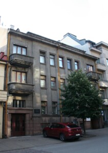 Atminimo lenta pažymėtas namas Maironio g. 6. 2023 m.