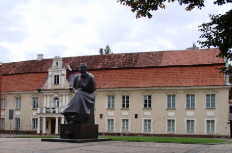 Maironio lietuvių literatūros muziejus, pažymėtas atminimo lenta ir poetui skirtas paminklas (Rotušės a. 13). 2004 m.
