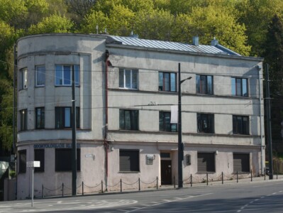 Atminimo lenta pažymėtas namas Parodos g. 1. 2022 m.