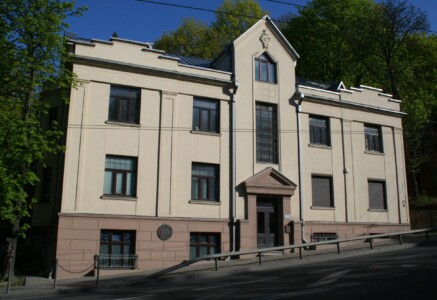Atminimo lenta pažymėtas namas Parodos g. 7. 2022 m.