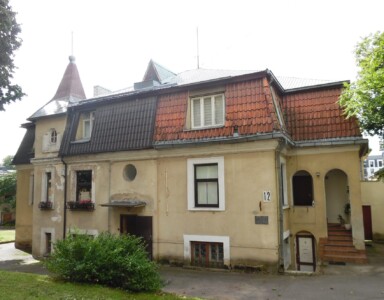 Atminimo lenta pažymėtas namas Trakų g. 12. 2020 m. Atminimo lenta pažymėtas namas Trakų g. 12. 2020 m.