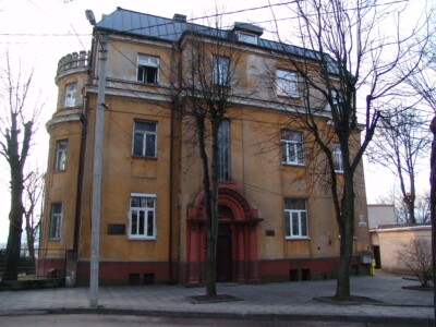 Atminimo lentomis pažymėtas namas Vaižganto g. 10. 2004 m.