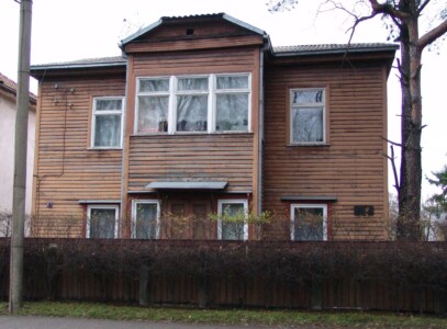 Atminimo lenta pažymėtas namas Vydūno al. 47. 2004 m.