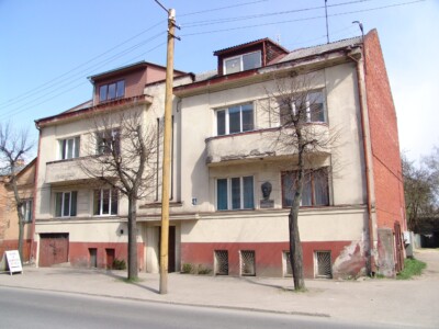 Atminimo lenta pažymėtas namas Žemaičių g. 42. 2005 m.