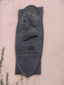 Atminimo lenta (Aukštaičių g. 39). 2007 m.