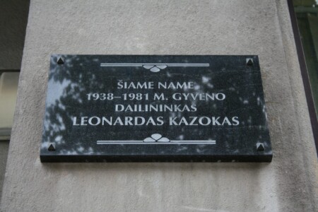Atminimo lentomis pažymėtas pastatas K. Donelaičio g. 26. 2020 m.