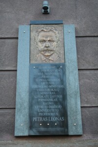 Atminimo lenta pažymėtas pastatas K. Donelaičio g. 77. 2014 m.