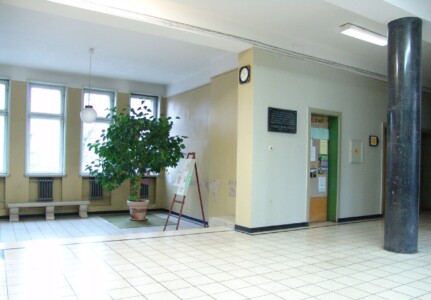 Atminimo lenta pažymėtas buvusių Prekybos, pramonės ir amatų rūmų pirmo aukšto fojė (K. Donelaičio g. 8). 2004 m.