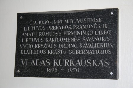 Atminimo lenta (K. Donelaičio g. 8). 2022 m.