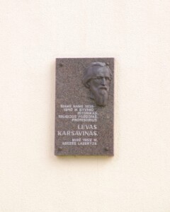 Atminimo lenta (Krėvos g. 7). 2005 m.