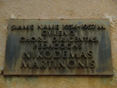 Atminimo lenta (Vaižganto g. 10). 2004 m.