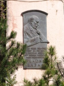 Atminimo lenta (Aukštaičių g. 37). 2005 m.