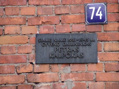 Atminimo lenta (Žemaičių g. 74). 2005 m.