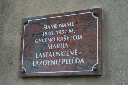 Atminimo lenta (V. Putvinskio g. 39). 2023 m.