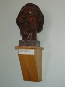 Biustas (Eivenių g. 2). 2005 m.