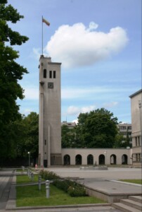 Atminimo lenta pažymėtas varpų bokštas Vytauto Didžiojo karo muziejaus sodelyje (K. Donelaičio g. 64). 2009 m.