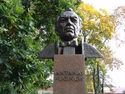 Paminklinis biustas prie Kauno valstybinio muzikinio teatro (Laisvės al. 91). 2004 m.