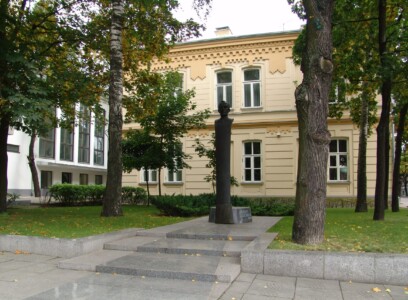 Paminklinis biustas pastato K. Donelaičio g. 58 prieigose. 2004 m.