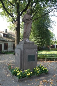 Skulptūra „Kristus“ Maironio lietuvių literatūros muziejaus sode (Rotušės a. 13). 2014 m.