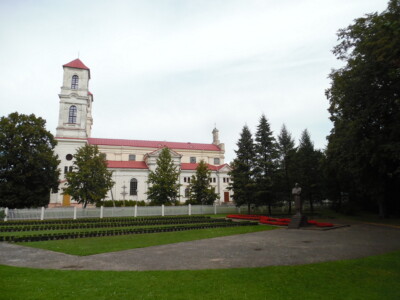 Monumentas prie Raudondvario Šv. Kūdikėlio Jėzaus Teresės bažnyčios (M. Valančiaus g. 9). 2019 m.