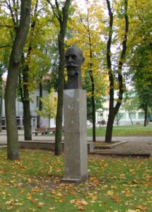 Paminklinis biustas Kauno muzikinio teatro (Laisvės al. 91) sodelyje. 2004 m.