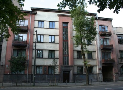 Atminimo lentomis pažymėtas pastatas K. Donelaičio g. 75. 2023 m.
