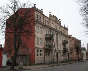 Atminimo lenta pažymėtas namas (Karo ligoninės g. 3). 2011 m.