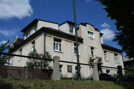 Atminimo lenta pažymėtas namas Kauko al. 11. 2023 m.