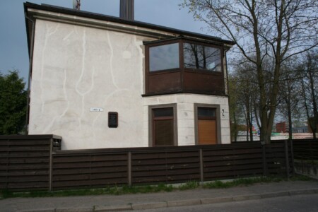 Atminimo lenta pažymėtas namas Lelijų g. 2. 2008 m.