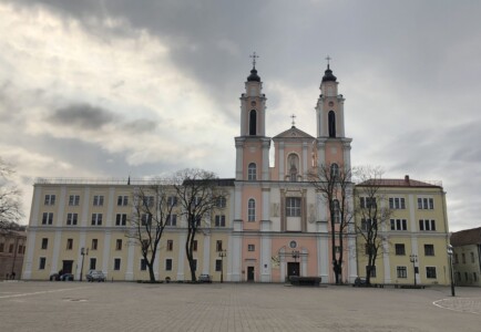 Atminimo lenta paženklinta Kauno jėzuitų gimnazija (Rotušės a. 9). 2020 m.