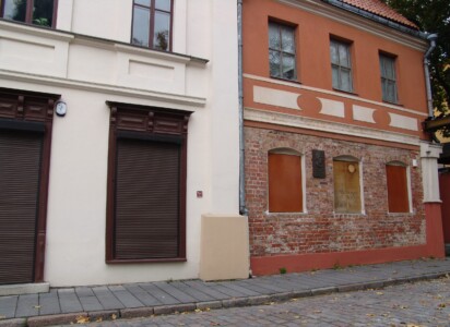 Atminimo lenta pažymėtas pastatas (Rotušės a. 24). 2004 m.