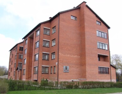 Atminimo lenta pažymėtas namas Salų g. 2. 2005 m.