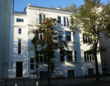 Atminimo lentomis pažymėtas namas V. Putvinskio g. 64. 2023 m.