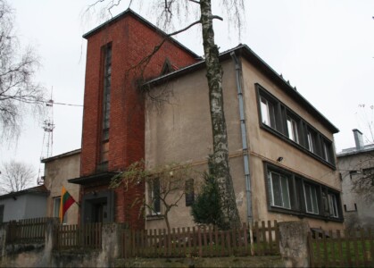 Atminimo lenta pažymėtas namas (Vaižganto g. 23). 2013 m.