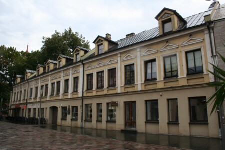 Atminimo lentomis pažymėtas pastatas Vilniaus g. 3. 2023 m.