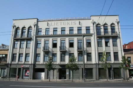 Atminimo lenta pažymėtas pastatas Vytauto pr. 43. 2023 m.