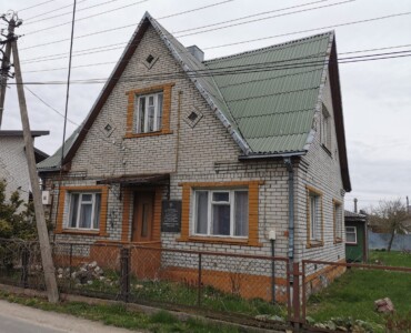 Atminimo lenta pažymėtas namas (Žemoji g. 45). 2021 m.