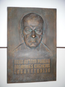 Akademiko Antano Purėno vardo cheminę laboratoriją žyminti atminimo lenta (Radvilėnų pl. 19). 2017 m.